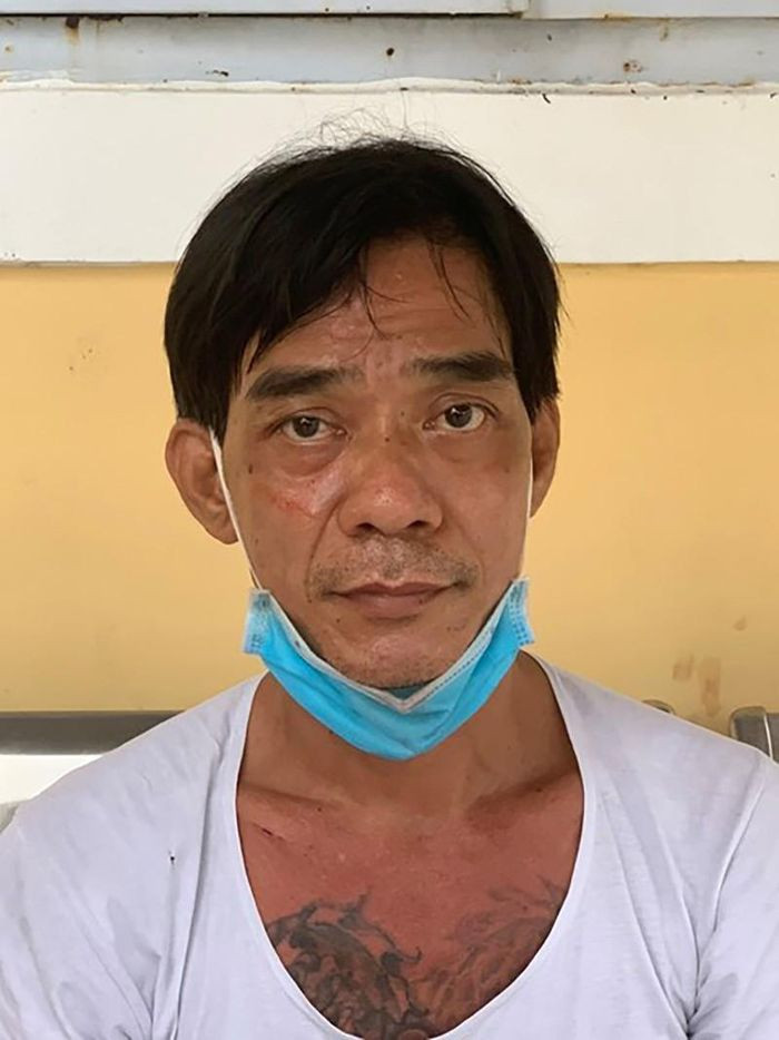 Đâm chết vợ trong cơn cuồng ghen: Trong cơn cuồng ghen, Nguyễn Văn Dũng (47 tuổi, ngụ quận 8, TP.HCM) đã dùng kéo đâm chết tình địch là Nguyễn Thanh T. (31 tuổi, quê Đồng Tháp) và "vợ hờ" là Đỗ Thị Hoàng D. (46 tuổi) rồi lên công an đầu thú. Ngày 19/7, Dũng bị Công an TP HCM tạm giữ.