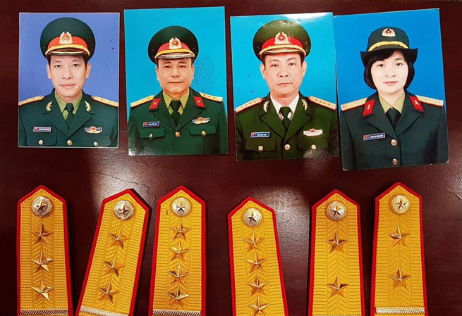 Giả tướng quân đội lừa 1.000 người: Ngày 26/2, Công an Hà Nội cho biết, vừa đề nghị truy tố Hoa Hữu Long (56 tuổi, trú quận Bắc Từ Liêm), Cao Thị Kim Loan (vợ Long) và 12 đồng phạm về tội Lừa đảo chiếm đoạt tài sản. Theo kết luận điều tra, năm 2015, Bộ Quốc phòng có đề án tái cơ cấu doanh nghiệp quân đội. Lợi dụng điều này, Long nảy ý định lừa đảo bằng cách làm giả các quyết định của Bộ Quốc phòng về việc thành lập Tập đoàn Đông Dương (phiên hiệu S10).