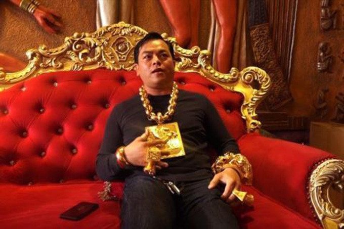 Ngay sau khi đột kích vào karaoke XO Pharaon, Công an đã tạm giữ Phúc XO và em trai Trần Ngọc Tài. Qua khám xét nhà của anh em Phúc tại ấp Đông Lân, xã Bà Điểm, huyện Hóc Môn, cơ quan điều tra thu giữ tại phòng riêng của Tài 20 viên ma tuý tổng hợp, 10 gói ni-lon chứa ma tuý và 1 số hung khí, vũ khí như: dao, kiếm tự chế, đạn, bình xịt hơi cay.