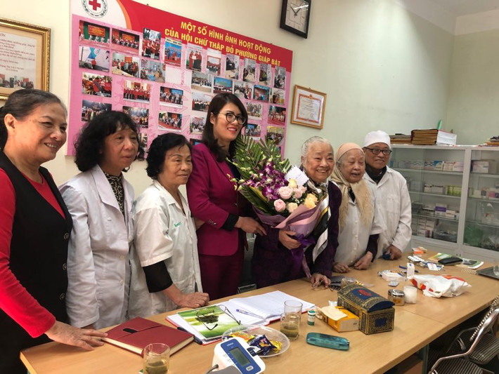 Tiếng lành đồn xa, nhiều người đã đến giúp đỡ bằng cách ủng hộ tiền và thuốc men, các vật tư khác như kim tiêm, que thử tiểu đường... để duy trì hoạt động của phòng khám. Tất cả những khoản tiền đó được các bác sĩ sử dụng để trang bị thuốc men, máy móc khám, chữa bệnh phục vụ bệnh nhân. Mỗi loại thuốc được mang về, các bác sĩ đều tự tay phân loại, ghi chú, sàng lọc cẩn thận.