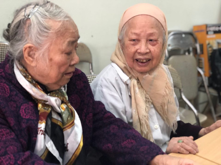 Hình ảnh những mái đầu bạc trắng khám bệnh, kê đơn, trò chuyện với bệnh tình người bệnh để lại ấn tượng sâu đậm cho bất kỳ ai đã đến với phòng khám. Hơn 28 năm, nhiều người cao tuổi, đặc biệt là bệnh nhân nghèo đều rất đỗi quen thuộc với những người “vác tù và hàng tổng” khi nhắc đến phòng khám miễn phí này.