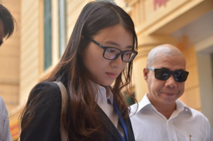 Thực hiện theo chỉ đạo của Hà Văn Thắm, Hoàng Thị Hồng Tứ đã ký quyết định bổ nhiệm Phạm Hoàng Giang làm Tổng giám đốc Công ty BSC để điều hành các hoạt động của công ty. Hồng Tứ còn đại diện Công ty BSC ký 97 hợp đồng dịch vụ để thu phí của khách hàng có nhu cầu vay vốn và mua ngoại tệ tại Oceanbank hơn 13,4 tỷ đồng; trong 97 trường hợp này có 48 hợp đồng, với tổng số tiền hơn 8,7 tỷ đồng có ký nháy của Phạm Hoàng Giang. Ảnh: Tuổi Trẻ.