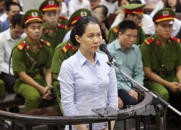 Nguyễn Minh Thu bị cáo buộc phải chịu trách nhiệm liên đới cùng Thắm với số tiền 476 tỷ đồng và 66 tỷ đồng chi thẳng cho khách hàng cá nhân. Thu còn trực tiếp phê duyệt, nhận và chi tiền lãi ngoài 125,6 tỷ đồng tiền gửi có kỳ hạn và không kỳ hạn cho các khách hàng, trong đó Thu trực tiếp nhận và chi tiền 57,8 tỷ đồng cho Tổng công ty Dầu Việt Nam, Công ty Lọc hóa dầu Bình Sơn và liên doanh Dầu khí Vietsovpetro...Tổng cộng Nguyễn Minh Thu phải chịu trách nhiệm liên đới về số tiền chi trái pháp luật là 784 tỷ đồng. Ảnh: TTXVN.