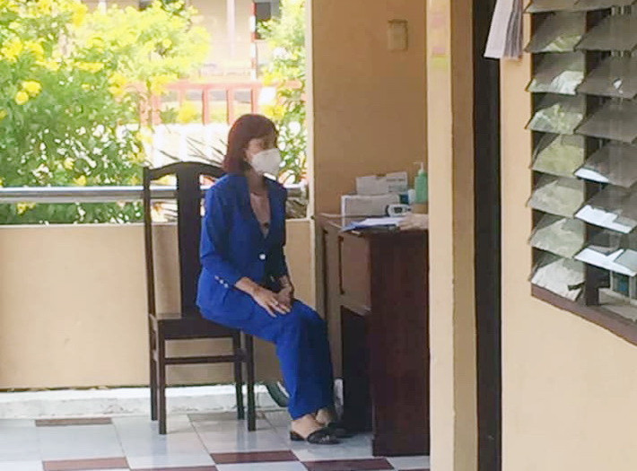 Vị lãnh đạo này cho hay: “Sau khi xác minh và tiến hành các nghiệp vụ y tế, chúng tôi đã tuyên truyền, vận động cho gia đình cô T. hiểu rõ và gia đình tỏ thái độ vui vẻ, hợp tác với cơ quan y tế để tiến hành các biện pháp giám sát y tế và cách ly”.
