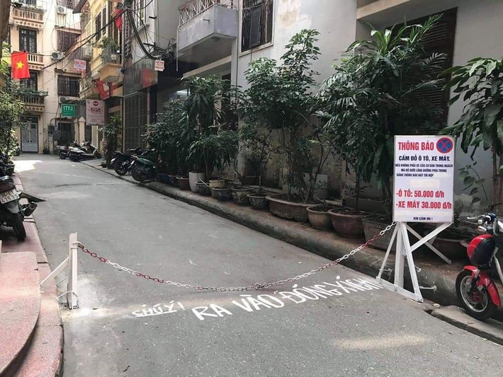 Mới đây, trên mạng xã hội về ô tô, xe máy và giao thông OFFB xuất hiện một số hình ảnh người dân lập "trạm BOT" thu tiền của người đỗ tại xe trong ngõ. Mức thu tiền đối với ô tô 50.000 đ/h xe máy 30.000 đ/h.