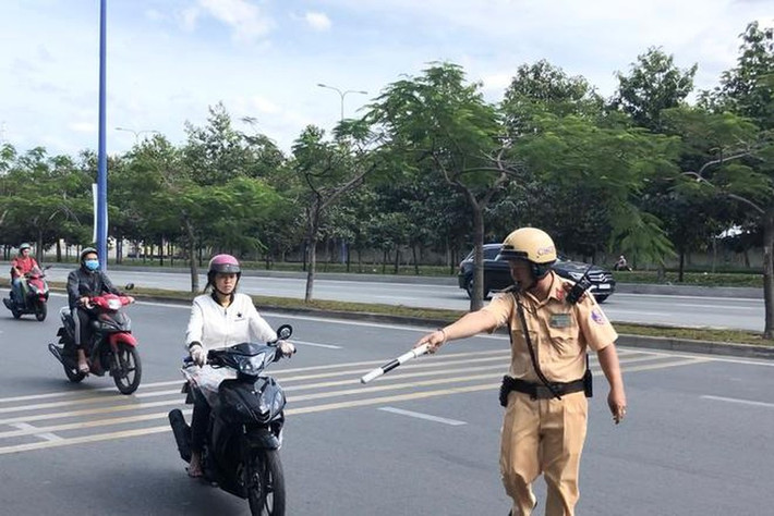 Đối với người điều khiển xe mô tô, xe gắn máy, các loại xe tương tự xe mô tô, xe gắn máy không mang theo GPLX thì sẽ bị xử phạt theo quy định tại điểm c khoản 2 Điều 21 Nghị định 100 với mức phạt tiền từ 100.000 – 200.000 đồng.