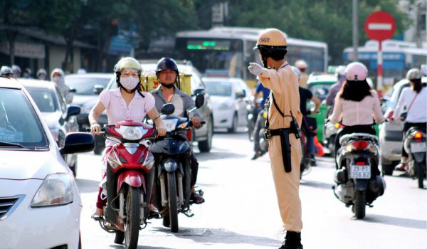 Điểm a khoản 5, điểm b khoản 7 Điều 21 Nghị định 100, đối với người điều khiển xe mô tô có dung tích xi lanh dưới 175 cm3 và các loại xe tương tự mô tô không có GPLX thì sẽ bị xử phạt với mức tiền phạt từ 800.000 – 1,2 triệu đồng.
