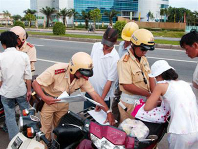 Đối với phương tiện là xe mô tô, xe gắn máy với các loại xe tương tự mô tô thì chủ phương tiện nếu là cá nhân bị phạt tiền từ 800.000 – 2 triệu đồng, nếu là tổ chức thì bị phạt với mức từ 1,6 – 4 triệu đồng.