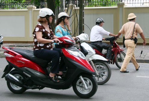 Ngoài việc xử phạt đối với người điều khiển phương tiện không có GPLX khi tham gia giao thông, không đáp ứng điều kiện theo quy định tại khoản 1 Điều 58 Luật giao thông đường bộ năm 2008, người chủ phương tiện có hành vi giao xe hoặc để cho người không có GPLX phù hợp với loại xe tham gia giao thông đường bộ cũng bị xử phạt hành chính theo quy định tại điểm đ, khoản 4, điểm đ khoản 7 Điều 30 Nghị định 100 với mức phạt tiền như sau: