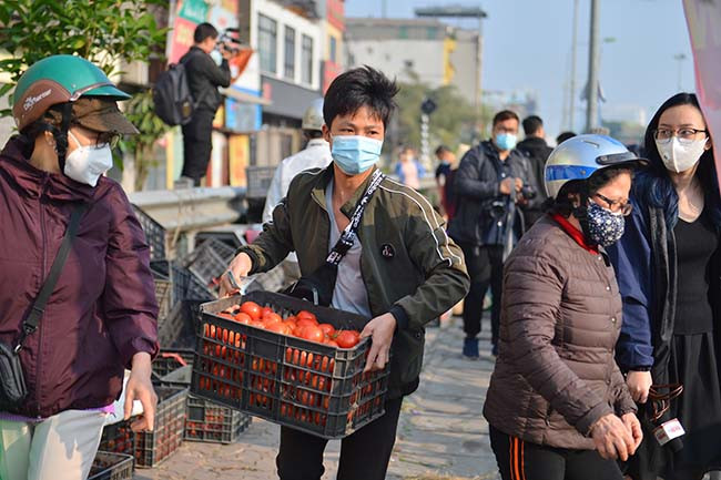Trước tình hình này, một số người đã đứng ra kêu gọi mọi người mua ủng hộ, gom các đơn và chuyển đến Hà Nội.