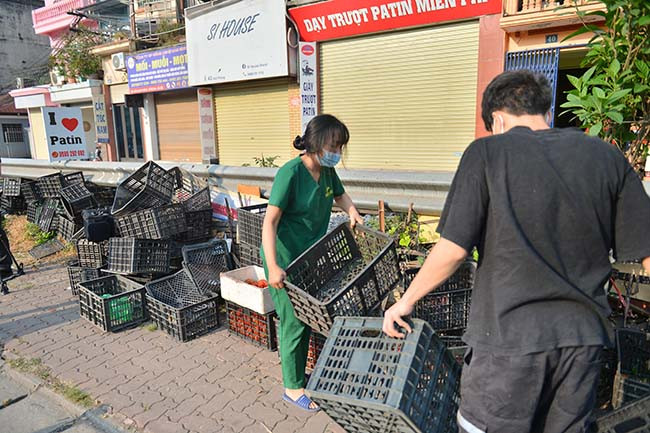 Chẳng mấy chốc mà số lượng nông sản đã được người dân mua hết.