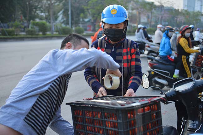 Vì cả chua rẻ nên rất nhiều người đã mua hẳn một sọt 80.000 đồng.