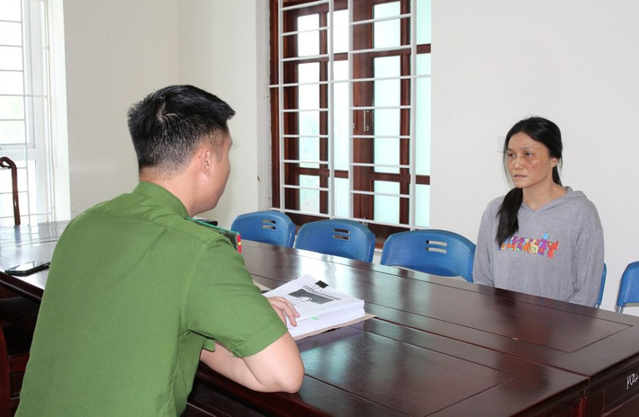 Tháng 4/2022, "chị nuôi" gặp anh K. tại khách sạn ở Đà Nẵng để "nhận một số đồ đạc giúp". Anh K. lúc này đã nghi bị lừa nên tìm đến phòng Thường đang ở, đứng bên ngoài gọi video vào Facebook Ngọc Minh thì thấy "chị nuôi" bốc máy nói chuyện. Đẩy cửa vào, vị đại gia nói: "Lâu nay cô lừa tôi". Thường thừa nhận, nói sẽ trả lại tiền.