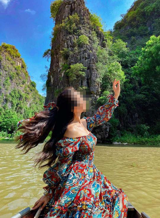 Theo trinh sát, Thường nghiên cứu kỹ sở thích của đối phương. Biết anh K. đam mê thơ ca nhạc họa, Thường hàng ngày cũng lên mạng tìm các bài thơ để đối lại. Mỗi lần lấy ảnh trên mạng để thay ảnh đại diện hay đăng hình đang đi du lịch, Thường tìm mua một bộ đồ giống hệt với "nhân vật ảo" để mặc, sau đó gửi ảnh chụp từ phía sau lưng gửi cho người yêu. (Ảnh minh họa, nguồn Internet)