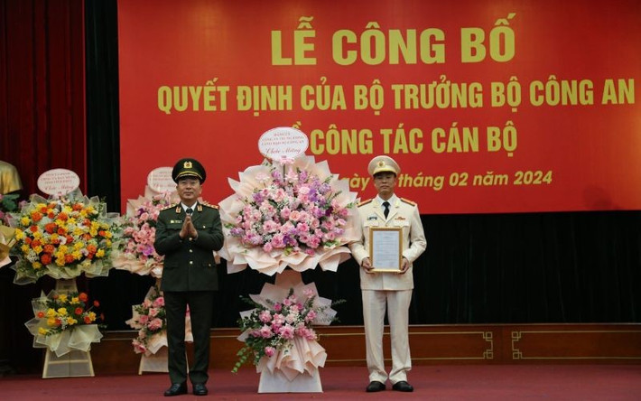 Chúc mừng Đại tá Thân Văn Hải nhiệm vụ mới, Thứ trưởng Bộ Công an Trần Quốc Tỏ đề nghị trên cương vị mới, Đại tá Hải tiếp tục phát huy năng lực, sở trường, kinh nghiệm công tác, hoàn thành xuất sắc nhiệm vụ được giao. (Ảnh Thượng tướng Trần Quốc Tỏ trao quyết định điều động và bổ nhiệm Đại tá Thân Văn Hải).