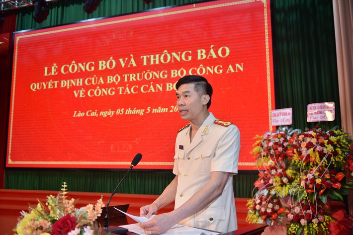 Đại tá Cao Minh Huyền bày tỏ mong muốn tiếp tục nhận được sự quan tâm, phối hợp, giúp đỡ để công an 2 tỉnh Nghệ An - Lào Cai tạo dựng mối quan hệ phối hợp, gắn bó mật thiết hơn trong thời gian tới. (Ảnh: Lao Động)