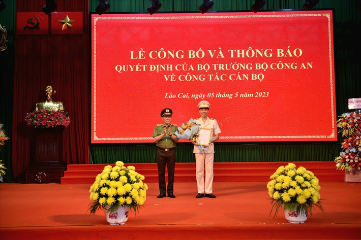 Tại buổi lễ, Thượng tướng Lương Tam Quang - Thứ trưởng Bộ Công an đã trao Quyết định của Bộ trưởng Công an điều động và bổ nhiệm đại tá Cao Minh Huyền - Phó Giám đốc Công an tỉnh Nghệ An, giữ chức vụ Giám đốc Công an tỉnh Lào Cai kể từ ngày 8/5. (Ảnh: Lao Động)