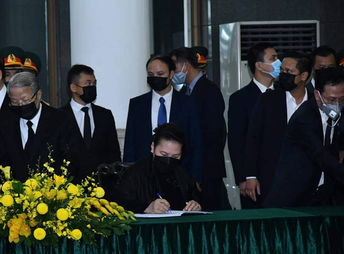 Chủ tịch Quốc hội Nguyễn Thị Kim Ngân ghi lời tiễn biệt.