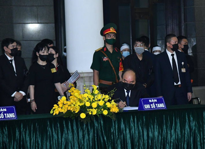 Thủ tướng Nguyễn Xuân Phúc ghi sổ tang.