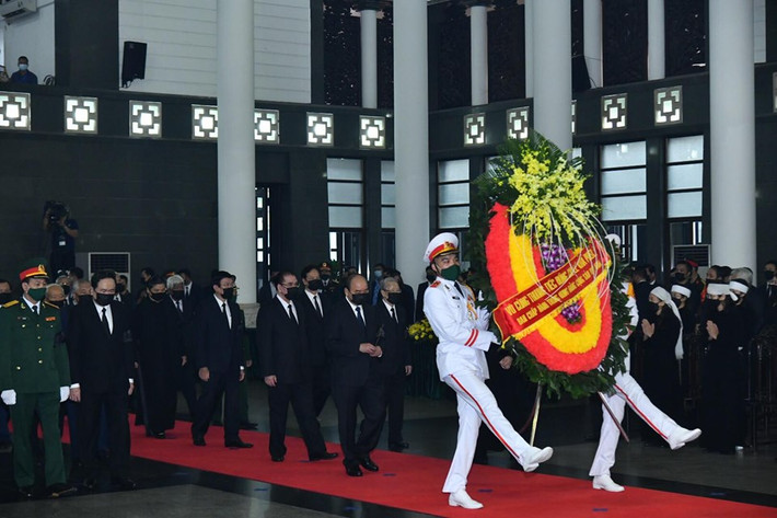 Đoàn lãnh đạo Ban chấp hành Trung ương Đảng vào viếng nguyên Tổng Bí thư đầu tiên. Đoàn do Thủ tướng Nguyễn Xuân Phúc làm trưởng đoàn. Vòng hoa của đoàn mang dòng chữ: “Vô cùng thương tiếc đồng chí nguyên Tổng Bí thư Lê Khả Phiêu”. Hai sĩ quan trong lễ phục trắng trang trọng đặt vòng hoa trước linh cữu nguyên Tổng Bí thư.
