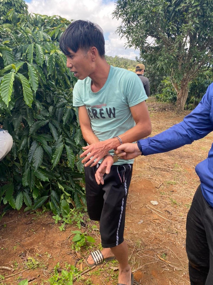 Qua một thời gian theo dõi, xác minh lực lượng trinh sát đã phát hiện Mai Văn Hiến đang lẩn trốn tại một nhà rẫy thuộc xã Quảng Sơn, huyện Đăk Glong, tỉnh Đắk Nông cùng với vợ là Đặng Thị My. Hiến đã bị lực lương chức năng bắt giữ ngay sau đó.