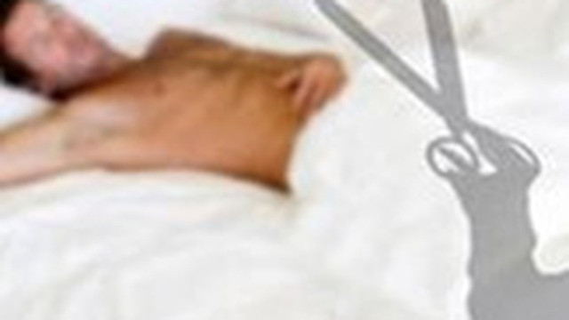 Quan hệ tình cảm xong, vợ cắt "của quý" của chồng: Ngày 9/1/2021, ông C. và bà L. thuê phòng nghỉ ở nhà trọ Duy Thành, xã Mỹ Lâm, huyện Hòn Đất, Kiên Giang để ngủ. Sau đó hai người nảy sinh cự cãi về việc trước đây ông C. từng dẫn người yêu về nhà bị bà L phát hiện. Tiếp đến, sau khi "mây mưa", nhân lúc ông C ngủ say không mặc quần, bà L lấy dao cắt bộ phận sinh dục của ông C. (Ảnh minh hoạ)