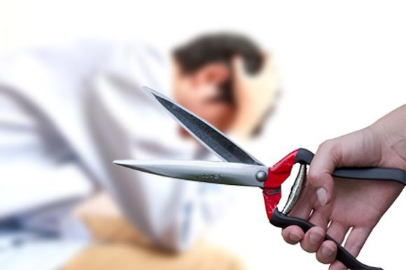 Mâu thuẫn gia đình, chồng bị vợ cắt "của quý" vứt đi: Đêm 20/3, do mâu thuẫn gia đình, chị H. T. N. (36 tuổi, trú xã Chiềng Hặc, huyện Yên Châu, tỉnh Sơn La) đã dùng dao cắt "của quý" của chồng là anh N. V. H. (29 tuổi) rồi mang đi vứt. Sau đó, chị đến Công an đầu thú. (Ảnh minh hoạ)