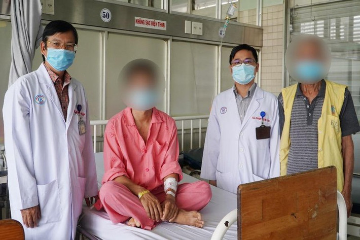 Vợ "cắt phăng" của quý của chồng rồi đưa đi cấp cứu: Xuất phát từ mâu thuẫn tình cảm gia đình, trong lúc đang ngủ say, anh T.C.T (40 tuổi) đã bị vợ dùng kéo cắt dứt lìa dương vật. Sau khi cắt, vợ anh đã đưa chồng đi cấp cứu tại tuyến y tế cơ sở, rồi chuyển lên bệnh viện. Ngày 25/5/2021, Bệnh viện Chợ Rẫy, TP HCM phẫu thuật nối thành công dương vật cho bệnh nhân. (Ảnh minh hoạ)