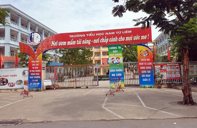 Trước đó, khoảng 7h20 sáng 9/6, nhà trường nhận được tin báo của người dân địa phương về việc phát hiện em N.M. bị bỏ quên trên xe ô tô BKS 29B-061… Khi đó, người dân chụp ảnh gửi cho nhà trường. Nhà trường đã lập tức cử bảo vệ đi tìm vị trí xe ô tô đang đỗ vì xe này không thuộc quản lý của nhà trường. Trong quá trình nhà trường đi tìm nơi xe đưa đón dừng đỗ, tài xế ô tô đã tự lấy xe máy chở em N. M. vào trường.