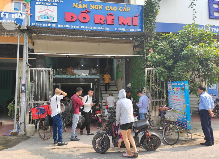 Bé trai 3 tuổi ở Bắc Ninh bị bỏ quên trên xe nhiều giờ: Ngày 13/9/2019, cháu N.T.L (SN 2016 ở Đông Sơn, Việt Đoàn, Tiên Du, Bắc Ninh) phát hiện bị bỏ quên trên xe ô tô đưa đón của cơ sở mầm non tư thục Đồ Rê Mí ở thôn Đoài, Hoàn Sơn, Tiên Du, Bắc Ninh. Cơ sở do bà Dương Thị Hợp (SN 1977, hộ khẩu ở Nghĩa Chỉ, Minh Đạo, Tiên Du, Bắc Ninh) làm chủ.