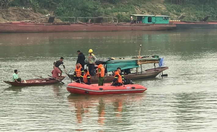 Nữ sinh 15 tuổi gieo mình xuống sông tự vẫn: Sáng 16/4, Công an tỉnh Nghệ An nhận được tin báo có người nhảy từ cầu Nam Đàn (huyện Nam Đàn) xuống sông Lam tự vẫn. Đến 11h35 cùng ngày, lực lượng đã tìm thấy nạn nhân. Danh tính nạn nhân được xác định là Đ.T.T (SN 2006, trú huyện Nam Đàn). Trước khi tự tử, T. đã để lại điện thoại cùng chiếc xe đạp điện trên cầu.