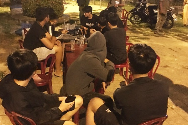 “Trai làng” lên mạng xã hội kêu gọi đồng bọn đi hỗn chiến: Ngày 16/4, Công an huyện Đại Lộc (tỉnh Quảng Nam) cho biết, do có mâu thuẫn với nhóm đối tượng trú thị trấn Ái Nghĩa, Phạm Minh Tr. (SN 2005, trú huyện Đại Lộc) đã lên facebook tập hợp, kêu gọi khoảng 8 đối tượng khác chuẩn bị “hàng nóng” để đi đánh nhau. Khi 2 nhóm hẹn gặp tại công viên Phước Mỹ thì bị Công an ngăn chặn.