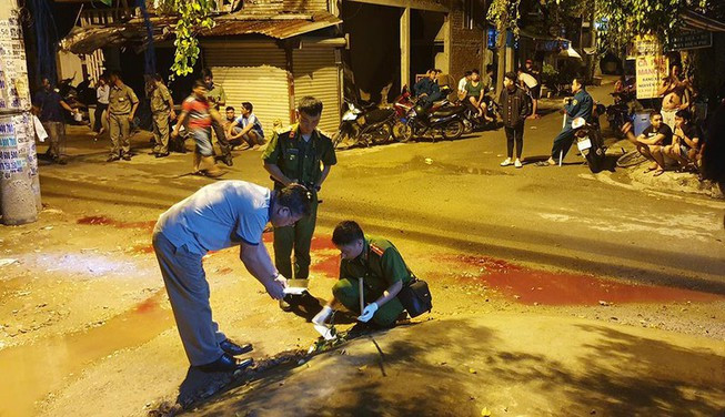 Trêu gái nam thanh niên bị đâm tử vong: Lê Văn Th. (26 tuổi, trú quận 8, TP HCM) được bạn chở trên xe máy đã trêu ghẹo một người phụ nữ đang đi cùng nhóm bạn ở quận Bình Tân, TP HCM. Sau khi hai bên nảy sinh mâu thuẫn, bạn của Th. gọi cho Huỳnh Thanh T. tới giải quyết, nói chuyện với nhóm thanh niên nhưng đã bị 1 đối tượng đâm T. tử vong, Th. bị thương. Ngày 16/4, Công an quận Bình Tân cho biết đang điều tra.