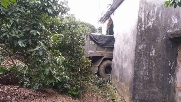 Theo lãnh đạo đội CSGT huyện Lương Sơn, may mắn tài xế điều khiển phương tiện chỉ bị thương nhẹ.