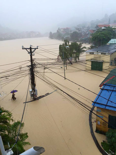 Đau thương nhất phải kể là những người dân ở khu 4, phường Cao Thắng (TP Hạ Long). Sau một đêm mưa lớn, khi người dân nơi đây tỉnh dậy bàng hoàng thấy ba căn nhà liền kề của gia đình bà Nguyễn Thị Thược (76 tuổi) đổ sập tan hoang. Cả 9 người trong gia đình bị vùi lấp dưới hàng trăm mét khối đất đá sạt lở. (Ảnh mưa lũ năm 2015 tại Quảng Ninh)