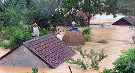 Trận lũ lịch sử năm 2010 ở Hà Tĩnh: Đầu tháng 10/2010, mưa như trút, nước, lũ lên nhanh “siêu tốc” nhấn chìm huyện Hương Khê trong biển nước. Hàng ngàn hộ dân rơi vào cảnh “màn trời, chiếu đất” trước sự uy hiếp kinh hoàng của cơn đại hồng thủy. Lũ lụt đã làm 32 người chết và mất tích, hàng chục nghìn ngôi nhà bị ngập, giao thông tê liệt. Lũ lớn còn đe dọa sự an toàn của các đập thủy điện, làm hàng chục nghìn người phải sơ tán. (Ảnh minh họa, nguồn internet)