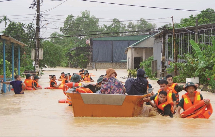 Hiện cảnh báo lũ ở cấp báo động đã được ban bố tại nhiều con sông lớn, gây nguy cơ cho các bờ đê, bờ bao. Lực lượng chức năng đang gồng mình, chạy đua để bảo đảm an toàn cho đời sống Nhân dân.
