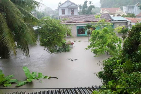 Mưa lũ lịch sử tàn phá Quảng Ninh năm 2015: Trận mưa lịch sử đã khiến Quảng Ninh chìm trong biển nước. Sau 3 ngày mưa lũ (từ 26 đến 28/7), với lượng nước đổ xuống lớn nhất trong vòng 40 năm tại Quảng Ninh đã làm 17 người chết, 6 người mất tích, nhiều khu dân cư bị nhấn chìm. Thiệt hại về tài sản ước tính lên tới 2.000 tỷ đồng. (Ảnh mưa lũ năm 2015 tại Quảng Ninh)