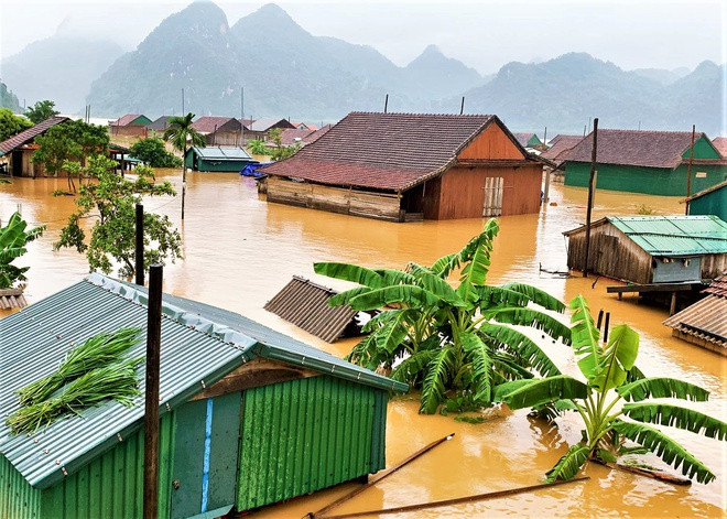 Chỉ vài ngày sau bão Wutip tan, ngày 15/10/2013, bão Nari đã quét qua các tỉnh miền Trung. Hoàn lưu bão kết hợp không khí lạnh gây ra lũ lớn khắp các tỉnh miền Trung gồm: Nghệ An, Hà Tĩnh, Quảng Bình, Quảng Trị, Thừa Thiên Huế, Quảng Nam. Nhiều tuyến đường bị sạt lở, chia cắt; trong khi tại miền núi, nước ngập tới mái nhà, cô lập nhiều xã, huyện. Ít nhất 6 người chết do lũ cuốn trôi ở Hương Khê (Hà Tĩnh), hàng trăm nhà dân ngập chìm trong biển nước. (Ảnh minh họa, nguồn internet)
