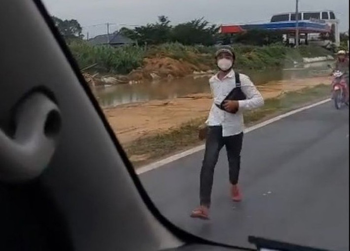 Xe cứu thương bị chặn đường ném vỡ kính: Chiều tối 31/5, một xe cấp cứu chở bệnh nhân khi đến đường Nguyễn Đáng, thuộc phường 7, TP Trà Vinh, thấy có 2 xe mô tô phía trước nên tài xế bấm còi ưu tiên, nhưng 2 thanh niên đi mô tô không nhường đường. Khi tài xế xe cấp cứu lách xe vượt qua thì bị nhóm người này đuổi theo, chặn xe. Hà Quang Danh (25 tuổi, trú Trà Vinh) dùng gạch, đá ném làm hư hỏng xe rồi bỏ chạy.