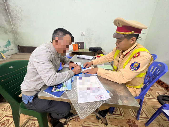 Tài xế không nhường đường cho xe cứu thương chở bệnh nhân đi cấp cứu: Ngày 17/10/2022, ông Vũ Thế P. (44 tuổi, trú tại Sơn Dương, Tuyên Quang) lái ô tô liên tục tạt đầu, không nhường đường cho xe cấp cứu của Bệnh viện Đa khoa tỉnh Tuyên Quang đang phát tín hiệu. Xe cấp cứu đang đưa một bệnh nhân bị trâu húc vỡ gan, tràn dịch màng phổi lên tuyến trên. Hành vi này diễn ra trên một đoạn đường dài. Ông P. sau đó bị Công an xử phạt hành chính.
