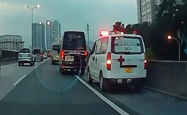 Xe khách không nhường đường xe cứu thương: Ngày 2/5, trên đường Vành Đai 3 trên cao đoạn từ Khu đô thị Kim Văn – Kim Lũ đến Tòa án nhân dân TP Hà Nội, xe cứu thương di chuyển ở làn đường khẩn cấp liên tục hú còi xin nhường đường. Tuy nhiên, phía trước một xe khách loại nhỏ không chịu nhường đường, mặc dù phía bên trái đường khá thoáng. Theo cơ quan chức năng, nếu có căn cứ xác định vi phạm, tài xế sẽ bị xử phạt 12 triệu đồng, tước giấy phép lái xe 4 tháng với 2 lỗi không nhường đường cho xe ưu tiên và đi vào làn khẩn cấp.