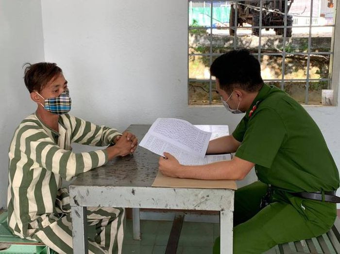 Ép xe, cướp tài sản rồi bắt nữ nạn nhân cởi quần áo: Hoàng Minh Châu (SN 1993, trú huyện Đắk Mil, Đắk Nông) sau khi ép xe máy của chị L.T.H (SN 1972, trú cùng địa phương) đã cướp tài sản, Châu bắt nạn nhân cởi bỏ quần áo nhưng chị H. không chịu. Trong lúc 2 bên giằng co, một người đi xe máy tới nên chị H. tri hô thì Châu bỏ chạy. Ngày 23/8, Châu bị CA huyện Đắk Mil bắt tạm giam.