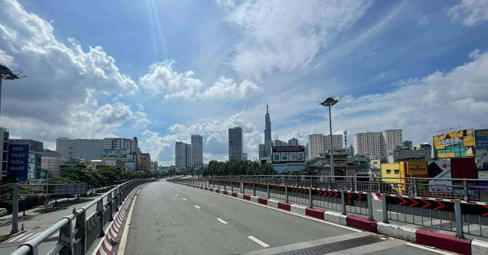 Từ 23/8 đến hết 6/9, TP.HCM sẽ thực hiện Chỉ thị 11 theo Công điện 1099 của Thủ tướng, với phương châm "xây dựng mỗi phường, xã, thị trấn; mỗi cơ quan, nhà máy, xí nghiệp là một pháo đài chống dịch"; yêu cầu người dân không ra khỏi nhà, "ai ở đâu ở đó"...
