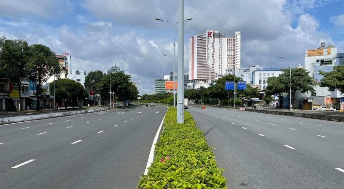 Những tuyến đường trung tâm ngày thường đông đúc thì nay ít người qua lại.