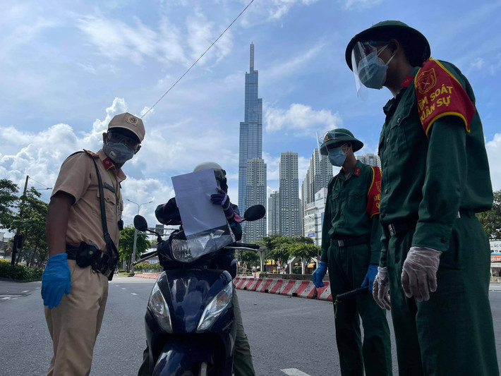 Những người dân không có giấy tờ đi đường hợp lệ hoặc cơ quan chức năng chưa cấp thẻ mới thì lực lượng tại chốt vẫn yêu cầu quay về nhà.