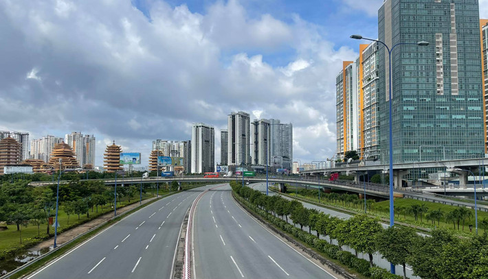 TP.HCM ngày đầu tiên áp dụng giãn cách mức cao nhất, nhiều đường phố vắng vẻ.