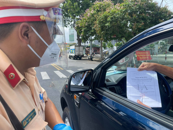 Những người ra đường chủ yếu thuộc đối tượng làm nhiệm vụ chống dịch như y, bác sĩ, lực lượng chức năng; những người đi làm có giấy tờ hợp lệ; nhân viên siêu thị.