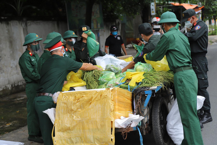 Rất nhiều thực phẩm được lực lượng chức năng chuyển tới để cung cấp cho người dân.