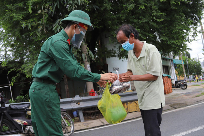 Đơn vị đã chuẩn bị hàng nghìn kg rau, củ, quả các loại; hàng tấn thịt, cá; hơn 17 nghìn hộp thịt hộp; hàng trăm nghìn chai nước uống; tích cực chế tạo nhiều thiết bị chống giọt bắn, buồng khử khuẩn... để tham gia hỗ trợ kịp thời TP HCM phòng, chống dịch COVID-19.